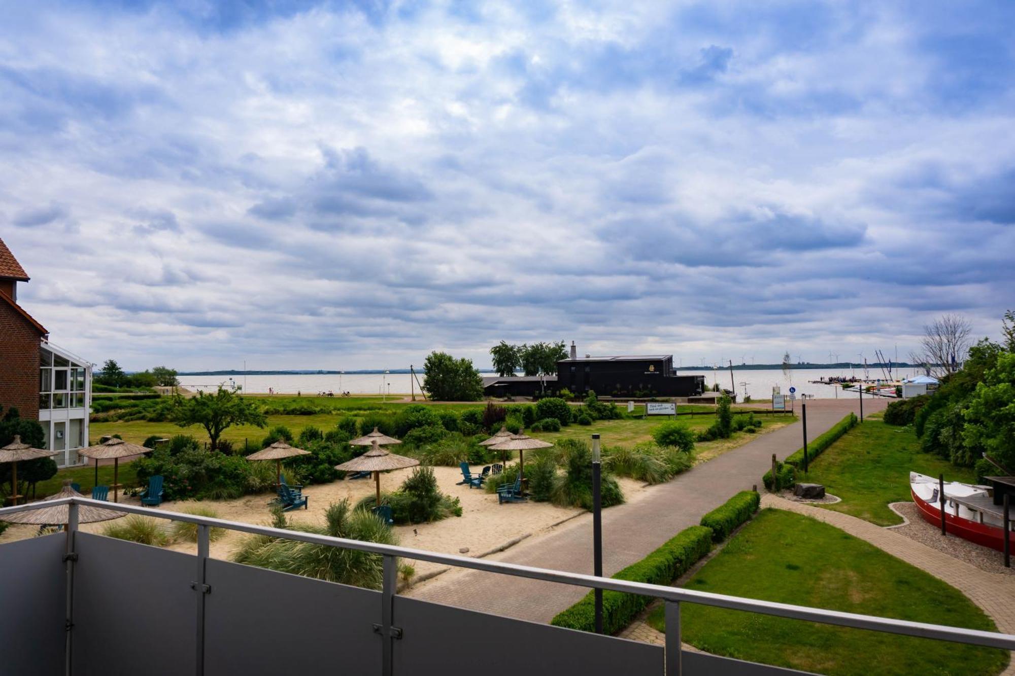 Haus Strandglueck - Urlaub Mit Blick Auf Den Duemmer See Apartment Lembruch Bagian luar foto