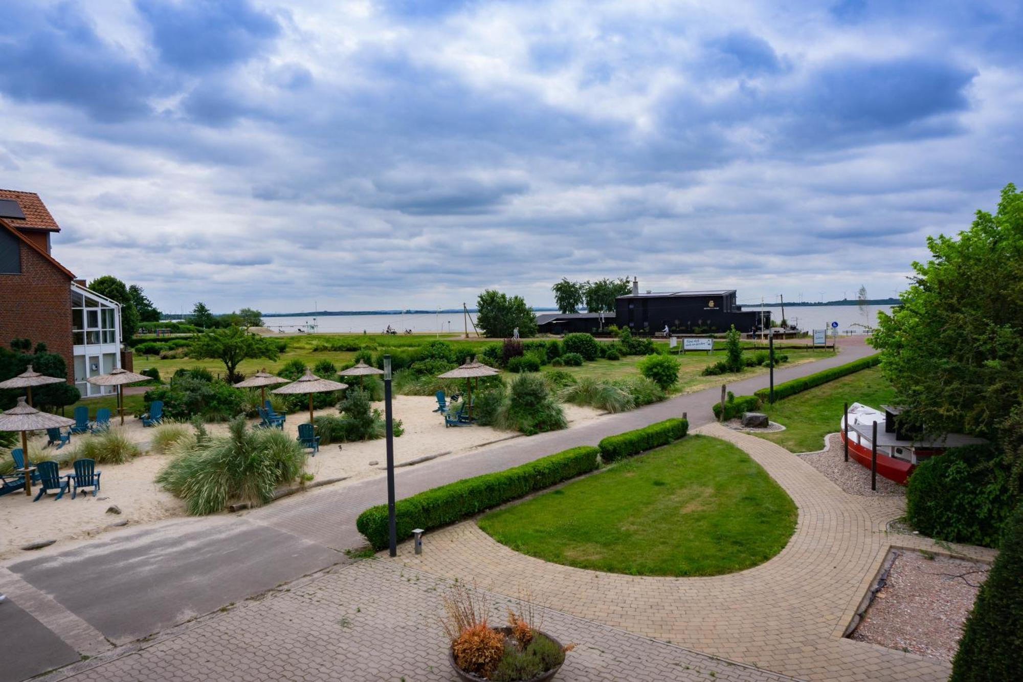 Haus Strandglueck - Urlaub Mit Blick Auf Den Duemmer See Apartment Lembruch Bagian luar foto
